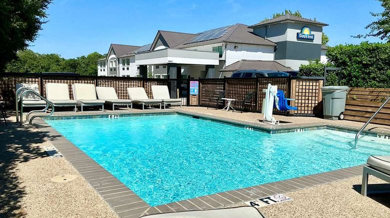 <b>Days Inn Arlington Pool</b>. Images powered by <a href="https://iceportal.shijigroup.com/" title="IcePortal" target="_blank">IcePortal</a>.