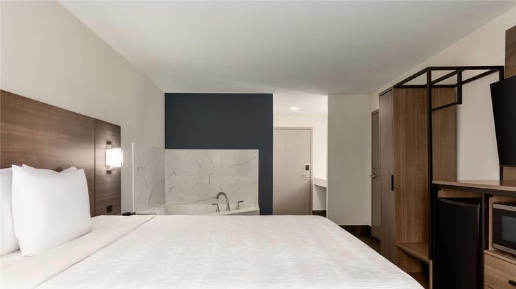 Baymont La Grange Southeast Suite