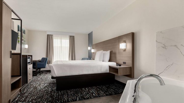 Baymont La Grange Southeast Suite