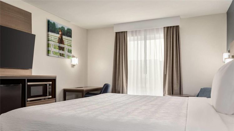 Baymont La Grange Southeast Suite