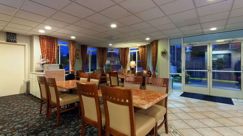 <b>Ramada SeaTac Airport North Lobby</b>. Images powered by <a href="https://iceportal.shijigroup.com/" title="IcePortal" target="_blank">IcePortal</a>.