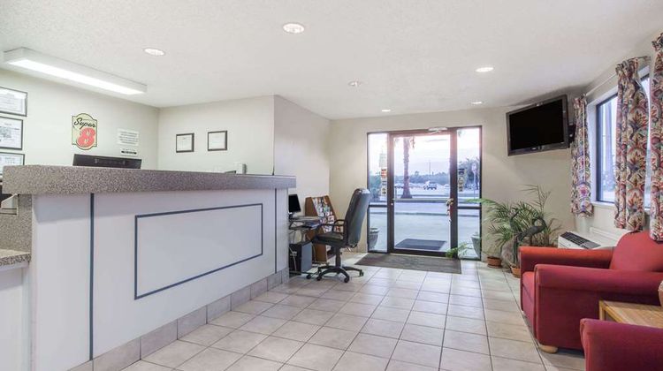 Super 8 Cleveland Lobby