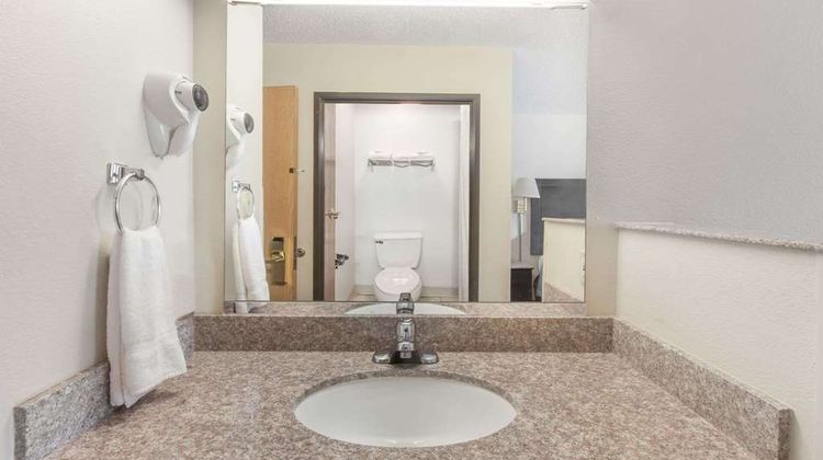 Super 8 Cleveland Room