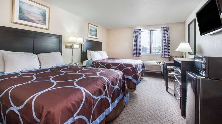 Super 8 Cleveland Room