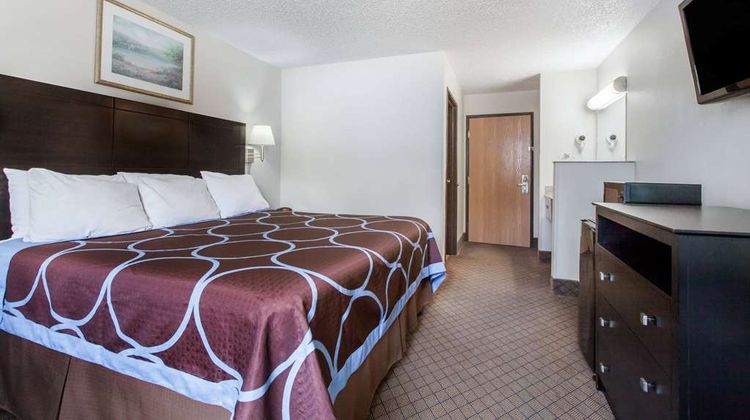 Super 8 Cleveland Room