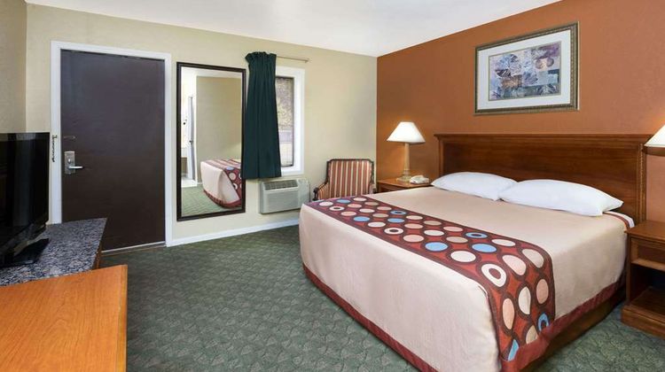 Super 8 Taylorville IL Room