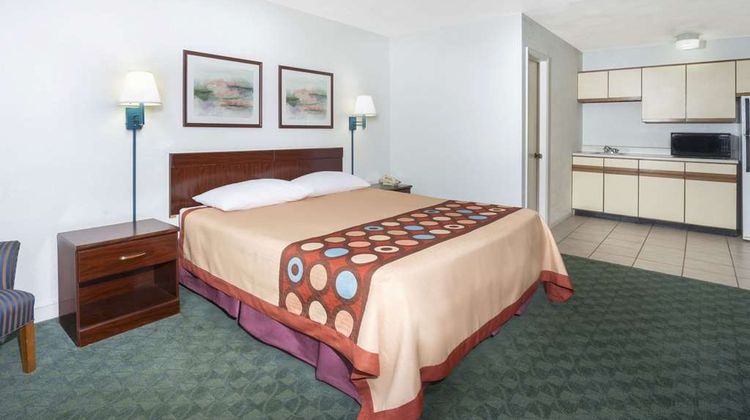 Super 8 Taylorville IL Room