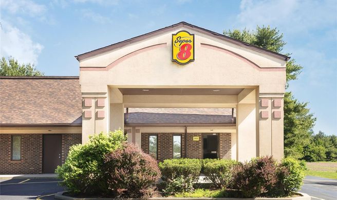 Super 8 Taylorville IL Exterior