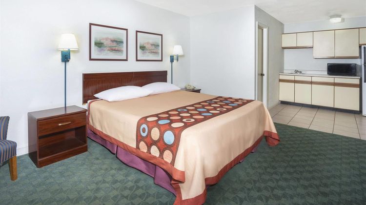 Super 8 Taylorville IL Room