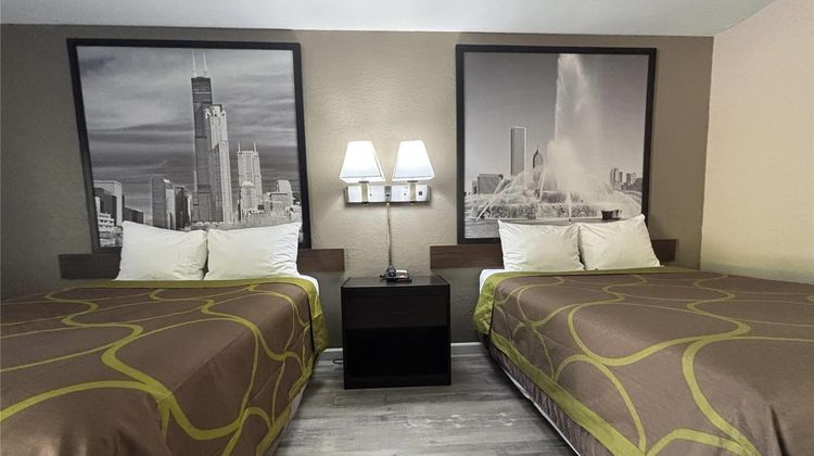 Super 8 Taylorville IL Room