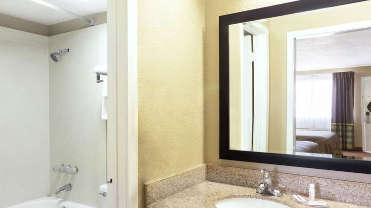 Super 8 Tallulah Room