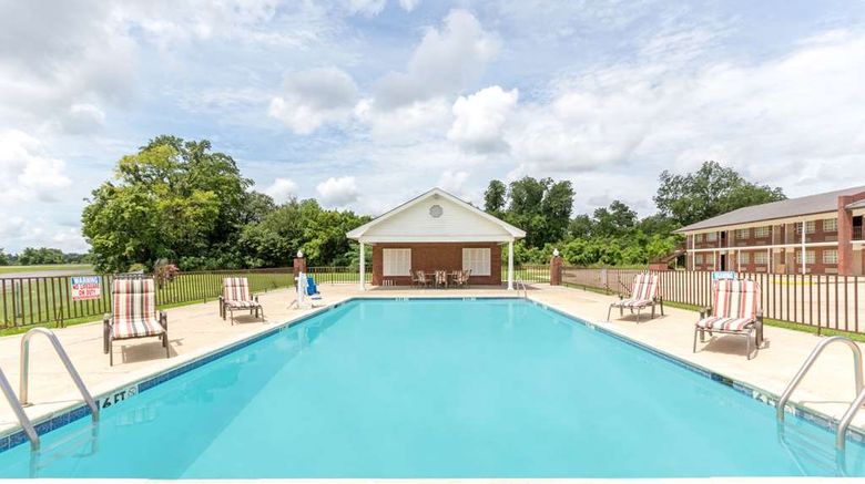 <b>Super 8 Tallulah Pool</b>. Images powered by <a href="https://iceportal.shijigroup.com/" title="IcePortal" target="_blank">IcePortal</a>.