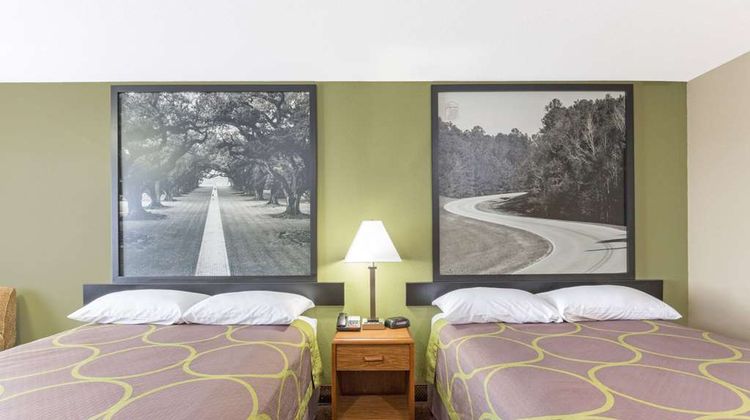 Super 8 Tallulah Room