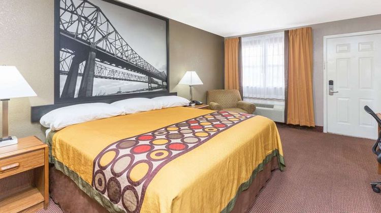 Super 8 Tallulah Room