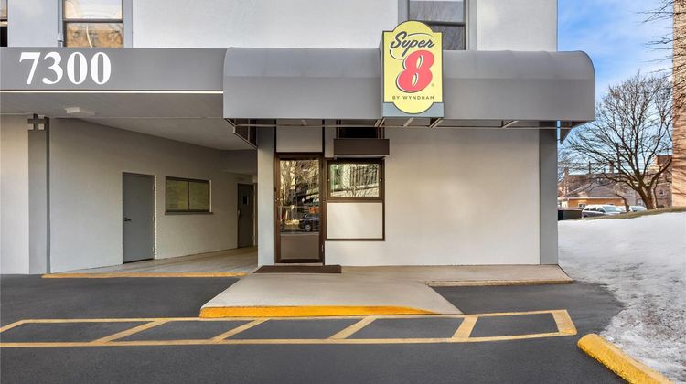 Super 8 Chicago Exterior