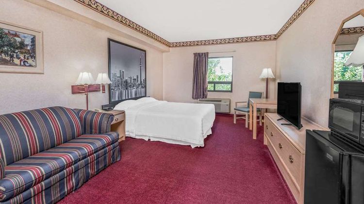 Super 8 Windsor Room