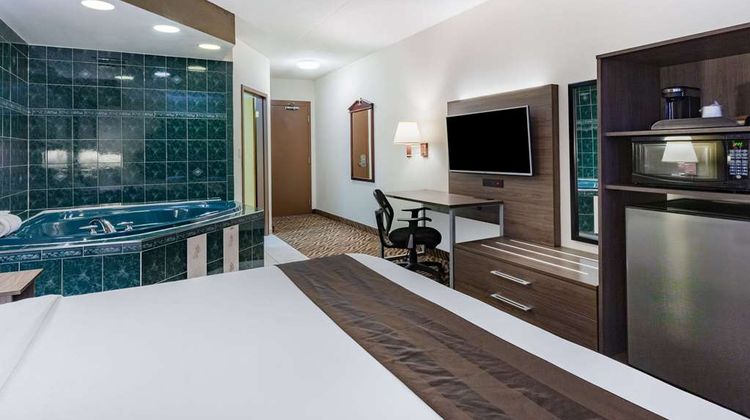 Super 8 Windsor Suite