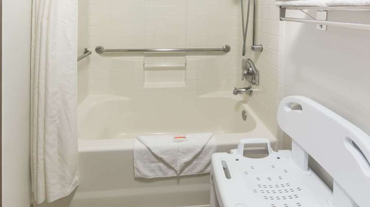 Travelodge Suites Newberg Room