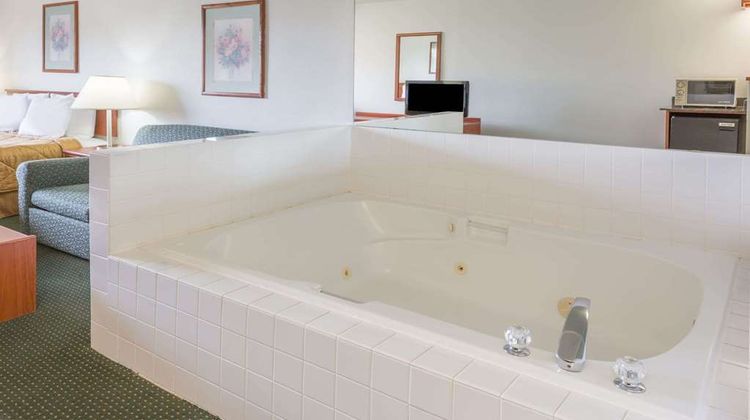 Travelodge Suites Newberg Suite