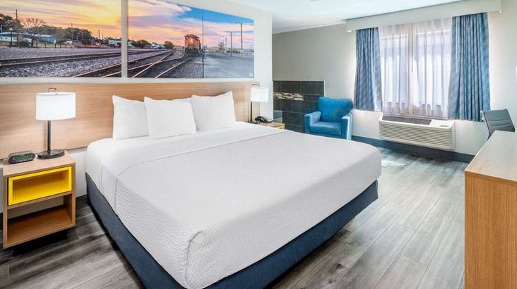 Days Inn Lamar Suite