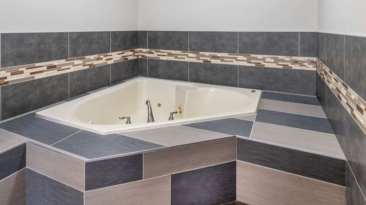 Days Inn Lamar Suite