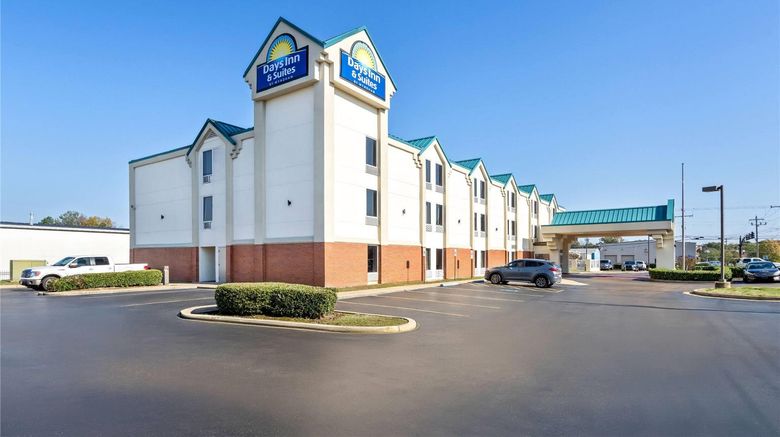 <b>Days Inn & Suites Ridgeland Exterior</b>. Images powered by <a href="https://iceportal.shijigroup.com/" title="IcePortal" target="_blank">IcePortal</a>.