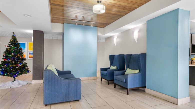 <b>Days Inn & Suites Ridgeland Lobby</b>. Images powered by <a href="https://iceportal.shijigroup.com/" title="IcePortal" target="_blank">IcePortal</a>.