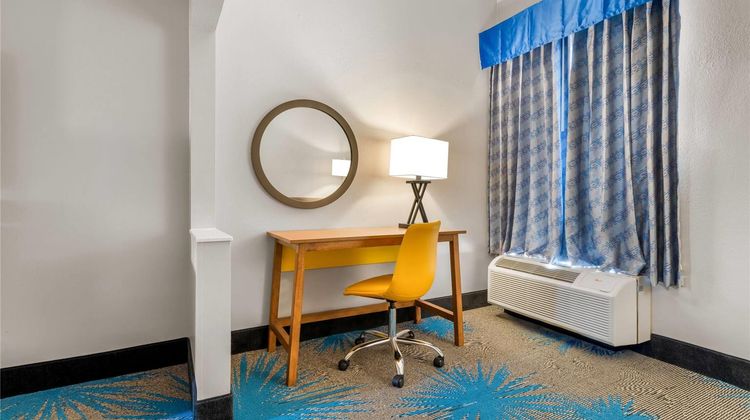 Days Inn & Suites Ridgeland Suite