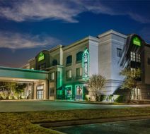 Wingate by Wyndham Hotel & Conf Ctr Exterior