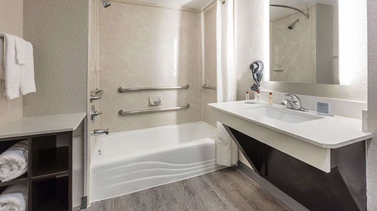 Wingate by Wyndham Dallas Love Field Room
