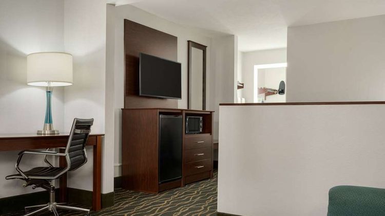 Super 8 Pearl/Jackson/East Suite
