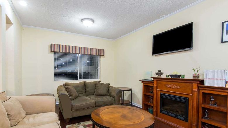<b>Days Inn Kansas City Intl Airport Lobby</b>. Images powered by <a href="https://iceportal.shijigroup.com/" title="IcePortal" target="_blank">IcePortal</a>.