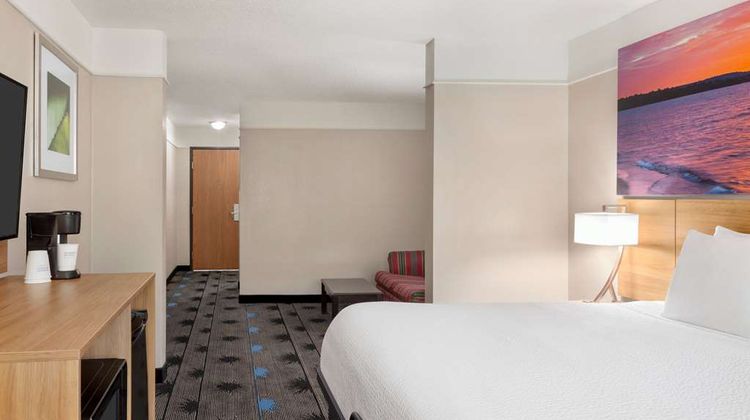 Days Inn Kansas City Intl Airport Suite