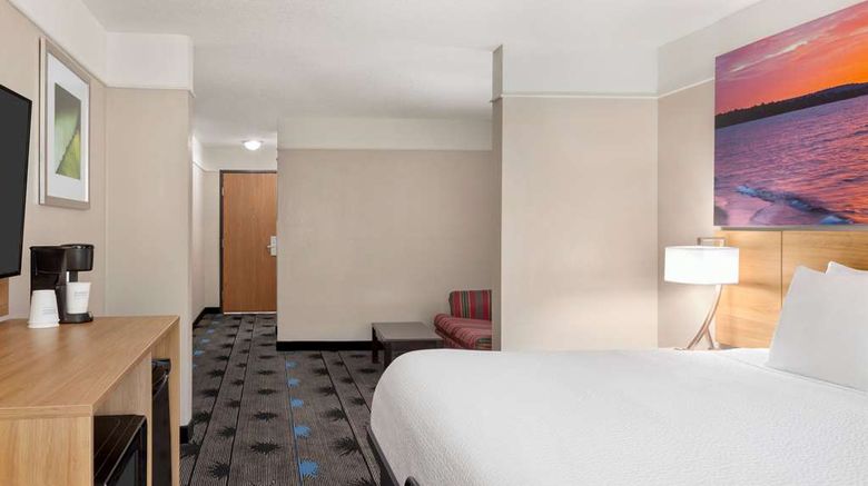 <b>Days Inn Kansas City Intl Airport Suite</b>. Images powered by <a href="https://iceportal.shijigroup.com/" title="IcePortal" target="_blank">IcePortal</a>.