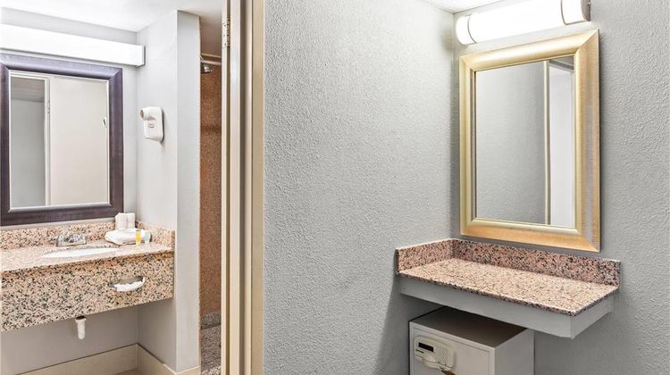 Travelodge by Wyndham Bloomington Room