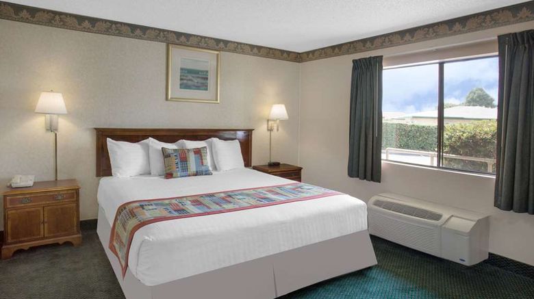 <b>Travelodge Newport Beach Hacienda Room</b>. Images powered by <a href="https://iceportal.shijigroup.com/" title="IcePortal" target="_blank">IcePortal</a>.