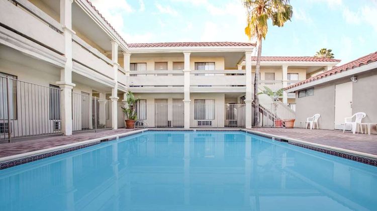 Travelodge Newport Beach Hacienda Pool