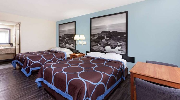 Super 8 El Cajon Room