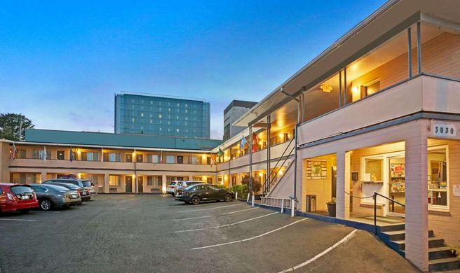 Travelodge Everett City Center Exterior