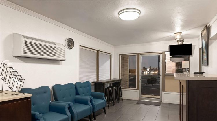 Travelodge Everett City Center Lobby