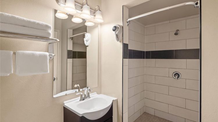 Travelodge Everett City Center Room