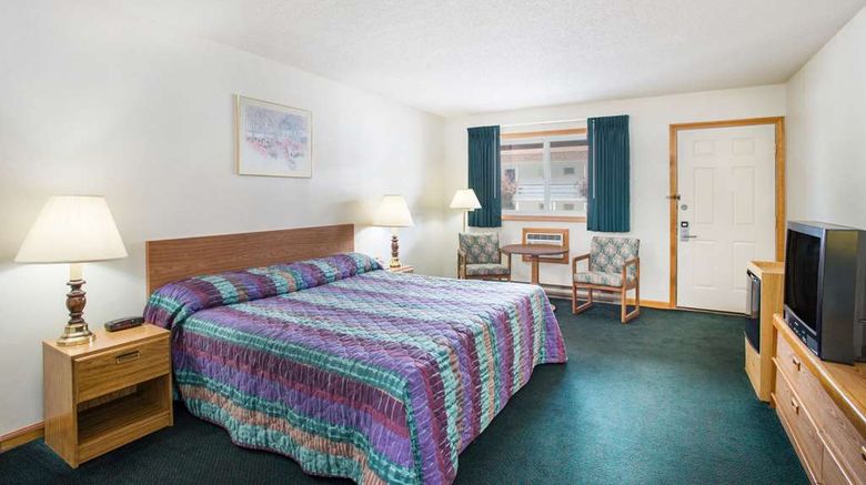 <b>Travelodge Lake George Room</b>. Images powered by <a href="https://iceportal.shijigroup.com/" title="IcePortal" target="_blank">IcePortal</a>.