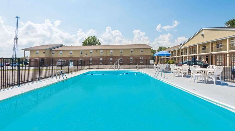 <b>Days Inn Amherst Pool</b>. Images powered by <a href="https://iceportal.shijigroup.com/" title="IcePortal" target="_blank">IcePortal</a>.