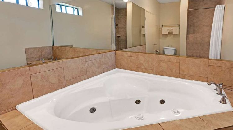 Travelodge Pasadena Central Suite