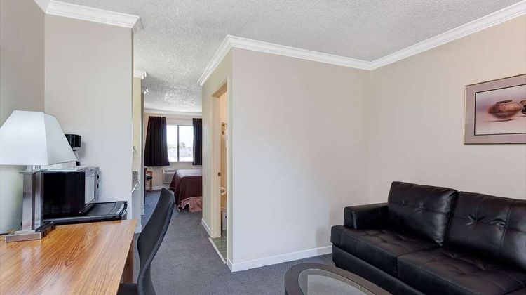 Travelodge Pasadena Central Suite