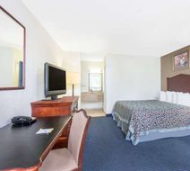 Days Inn by Wyndham Arlington Pentagon Room