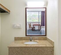 Days Inn by Wyndham Arlington Pentagon Room