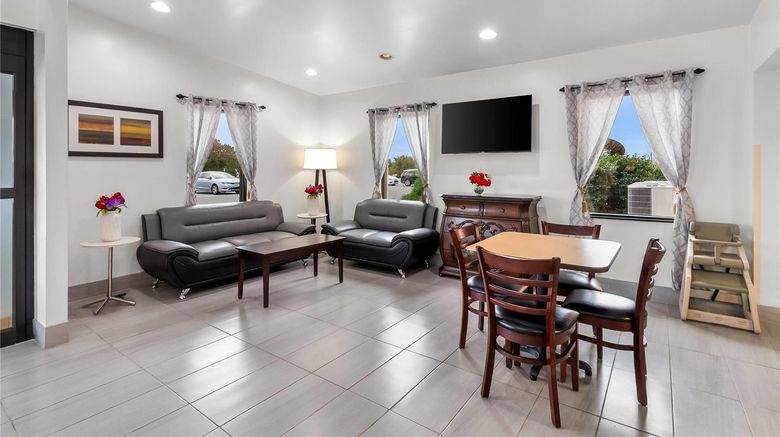 <b>Travelodge Winchester Lobby</b>. Images powered by <a href="https://iceportal.shijigroup.com/" title="IcePortal" target="_blank">IcePortal</a>.