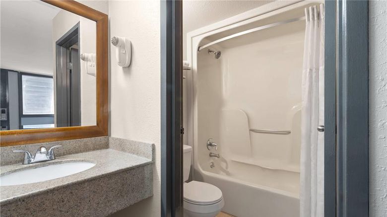 <b>Days Inn College Park Airport Best Road Room</b>. Images powered by <a href="https://iceportal.shijigroup.com/" title="IcePortal" target="_blank">IcePortal</a>.
