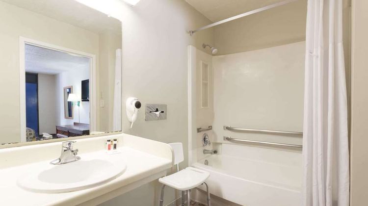 Travelodge Savannah Area/Richmond Hill Room